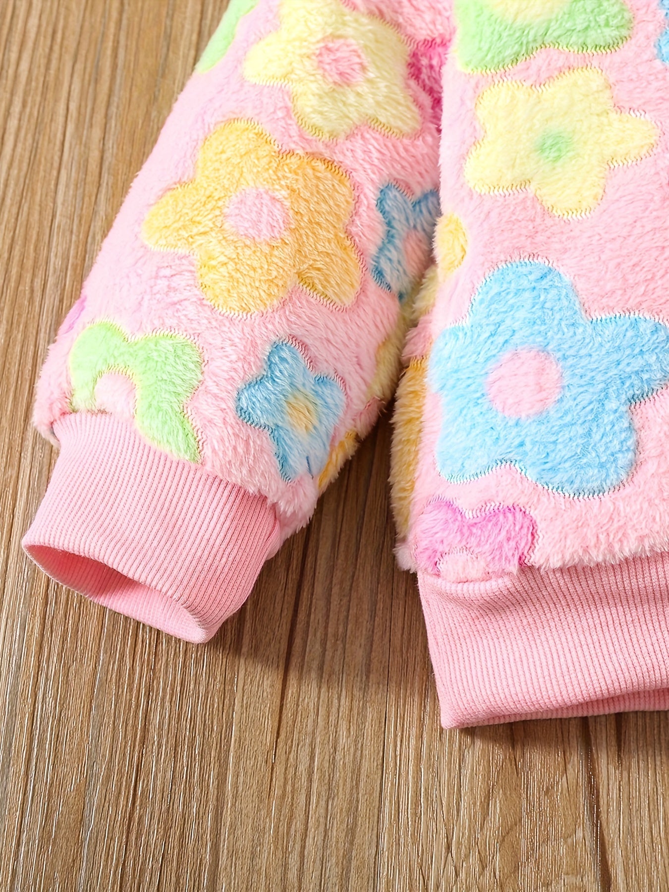 Աղջիկների աշնանային և ձմեռային նորաձև տաք հավաքածու «Ժպիտ» ասեղնագործությամբ, գունագեղ ծաղկային ապլիկացիայով բրդյա բաճկոնով և լայնածավալ տաբատով, իդեալական է բացօթյա օգտագործման համար