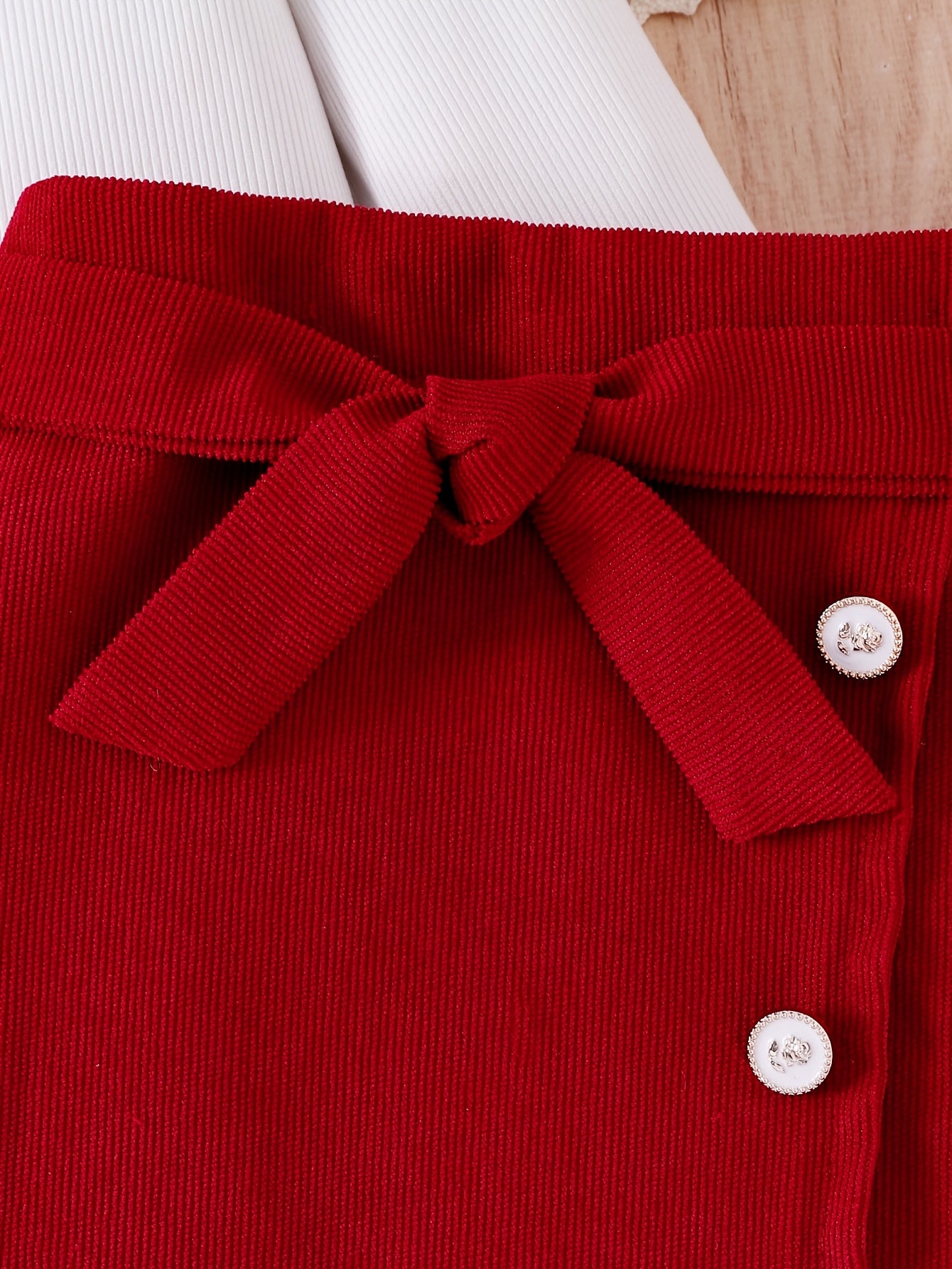 3 հատանոց աղջիկների համար նախատեսված հավաքածու՝ 3D ժապավենով երկար թևքով վերնաշապիկով, կարմիր կիսաշրջազգեստով և գոտիով՝ աշնանային