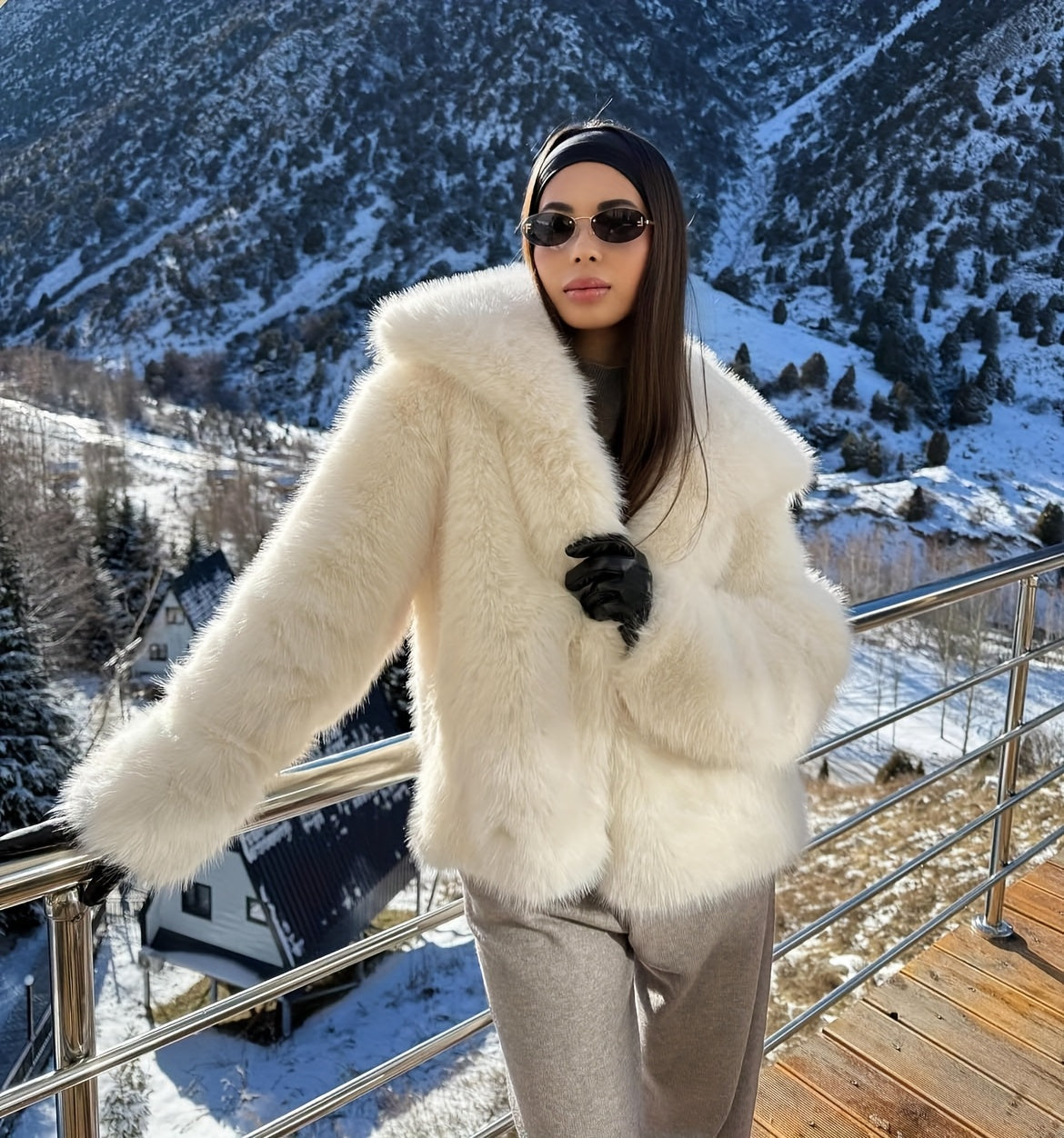 Կանացի էլեգանտ սպիտակ արհեստական ​​մորթուց վերարկու՝ կարճ երկարության ձմեռային բաճկոն՝ V-աձև դեկոլտեով և օձիքով, լվացքի մեքենայով լվացվող՝ նման վերնաշապիկի, բոլոր եղանակների կարճ վերարկու՝ երեկույթների կամ առօրյա հագուստի համար (առանց մեծ չափսերի)