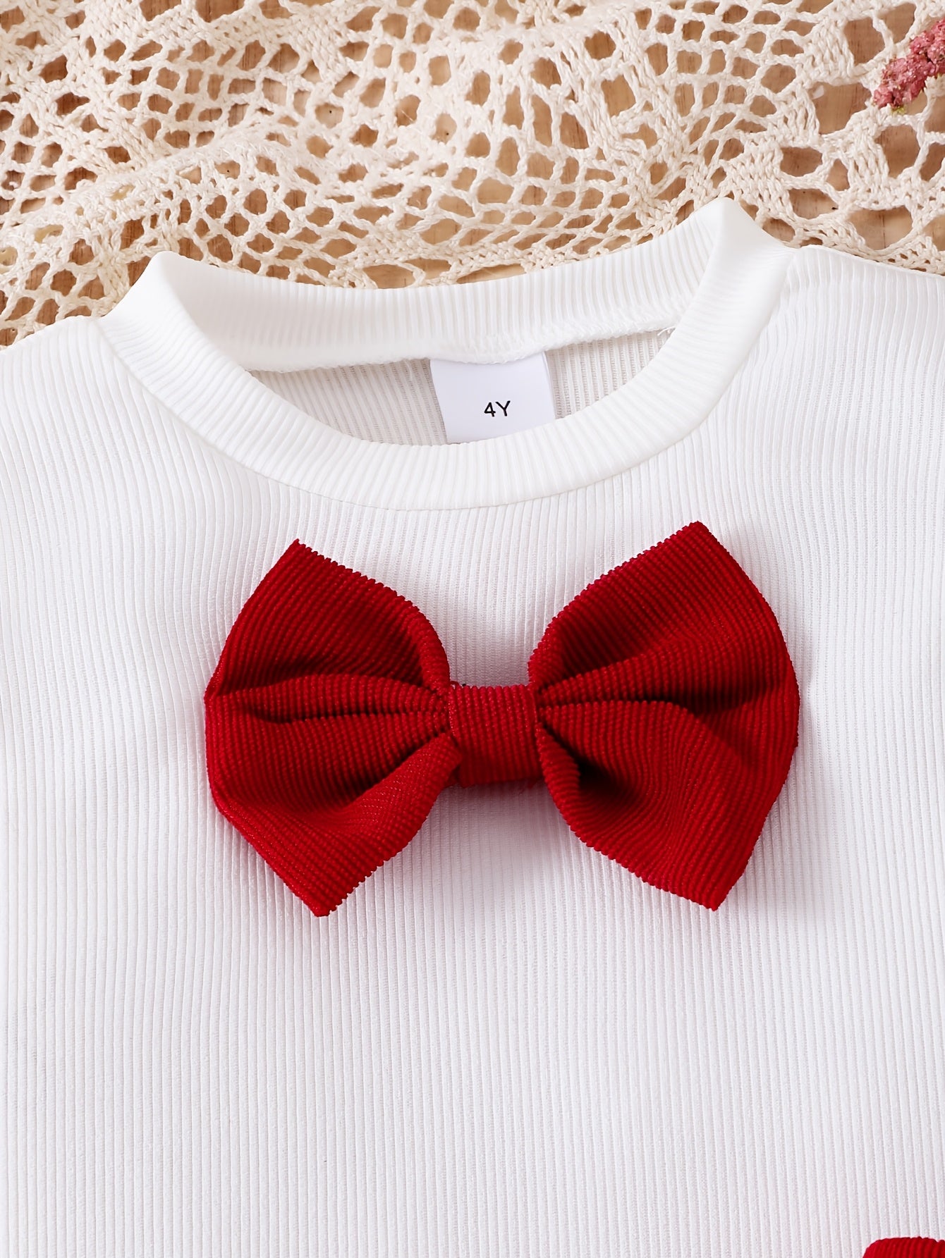 3 հատանոց աղջիկների համար նախատեսված հավաքածու՝ 3D ժապավենով երկար թևքով վերնաշապիկով, կարմիր կիսաշրջազգեստով և գոտիով՝ աշնանային