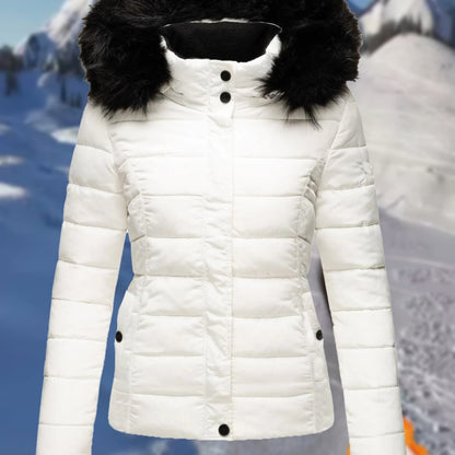 Կանացի էլեգանտ սպիտակ ձմեռային կարված բաճկոն՝ սև մորթե գլխարկով, կայծակաճարմանդով գրպաններով և բրդյա աստառով - ոճային կարճ վերարկու ցուրտ եղանակի համար, ձմեռային վերարկուներ