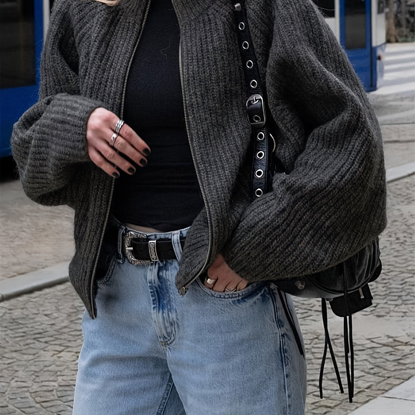 Նոր աշուն-ձմեռ՝ ազատ, նորաձև, կայծակաճարմանդով սվիտեր-բաճկոն, միագույն, առօրյա կարդիգան՝ երկար ուսերի կարերով և կարճ երկարությամբ