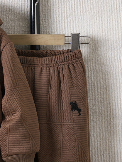 2 հատ տղաների համար նախատեսված առօրյա հագուստի հավաքածու, երկար թևքերով գլխարկով բաճկոն՝ ասեղնագործությամբ և կայծակաճարմանդով, երկրաչափական նախշերով տրիկոտաժե տաբատ, պոլիեսթերից և սպանդեքսի աստառով, սովորական չափսի՝ աշուն/ձմեռ, բացօթյա օգտագործման համար