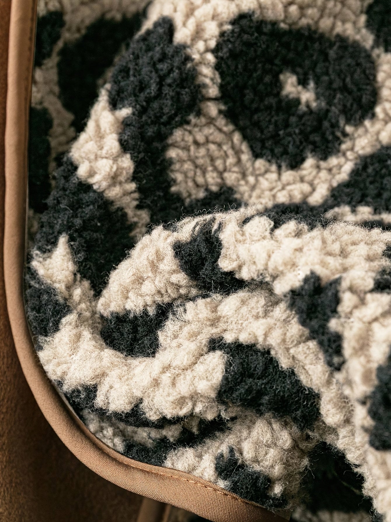 Կանացի էլեգանտ ընձառյուծի նախշերով երկար թևքով բաճկոն - հարմարավետ ձմեռային ջերմություն, չձգվող գործվածք, կանոնավոր չափսերով և կոճակներով փակմամբ, իդեալական է աշնանային և ձմեռային ճանապարհորդությունների համար։