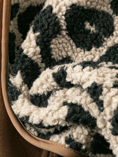 Կանացի էլեգանտ ընձառյուծի նախշերով երկար թևքով բաճկոն - հարմարավետ ձմեռային ջերմություն, չձգվող գործվածք, կանոնավոր չափսերով և կոճակներով փակմամբ, իդեալական է աշնանային և ձմեռային ճանապարհորդությունների համար։