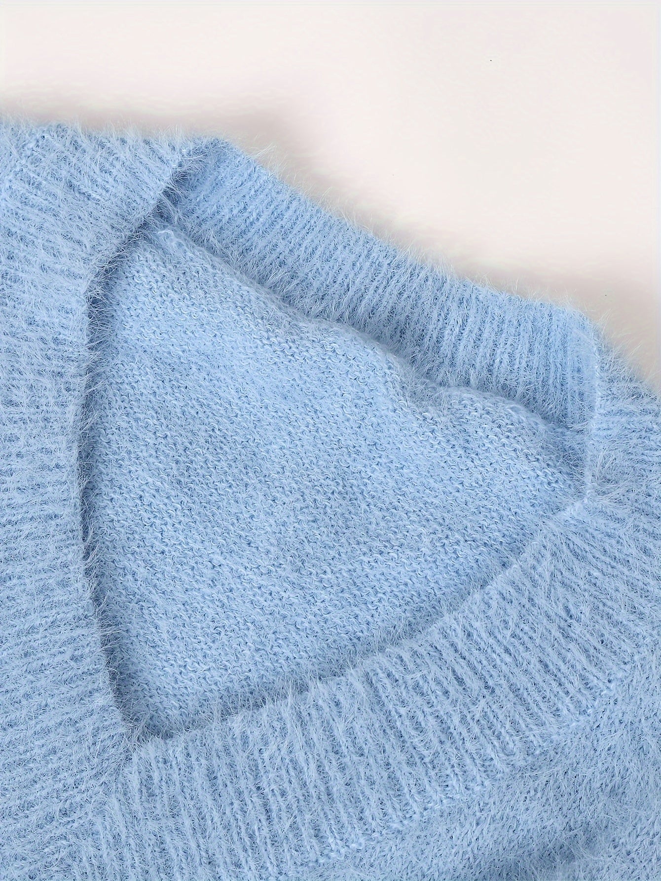 Մեծ չափս - Կանացի հարմարավետ դեղին V-ձև օձիքով սվիտեր՝ մարգարիտ կոճակներով և բրդյա եզրերով թևքերով - Ասիմետրիկ եզր, երկրաչափական նախշ, առօրյա ձմեռային սվիտեր առօրյա հագուստի համար, Ձմեռային հագուստ | V-ձև օձիքով սվիտեր | Մարգարիտ կոճակների մանրամասներ, Sw