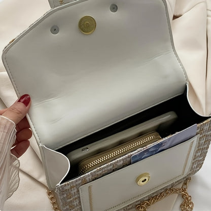 Վանդակավոր թվիդե պայուսակ՝ զարդարված ճարմանդով, քառակուսի ձևի՝ ուսը կրելու համար և շղթա՝ մարմնին խաչաձև կրելու համար, կատարյալ է ամենօրյա օգտագործման համար։