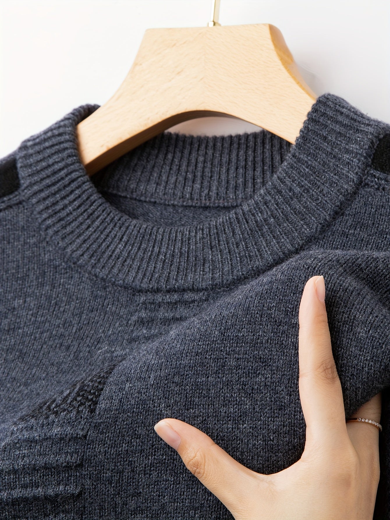 This Thick, Round-Neck Long-Sleeve Sweater for Men Features a Soft And Comfortable Design with Stylish Striped Edges, Perfect for Outdoor Gatherings And Everyday Wear, And Can Be Layered