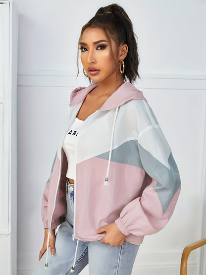 Նորաձև, ուսերը իջեցված, գլխարկով, գունային բլոկներով արևապաշտպան բաճկոն՝ կայծակաճարմանդով և լարով