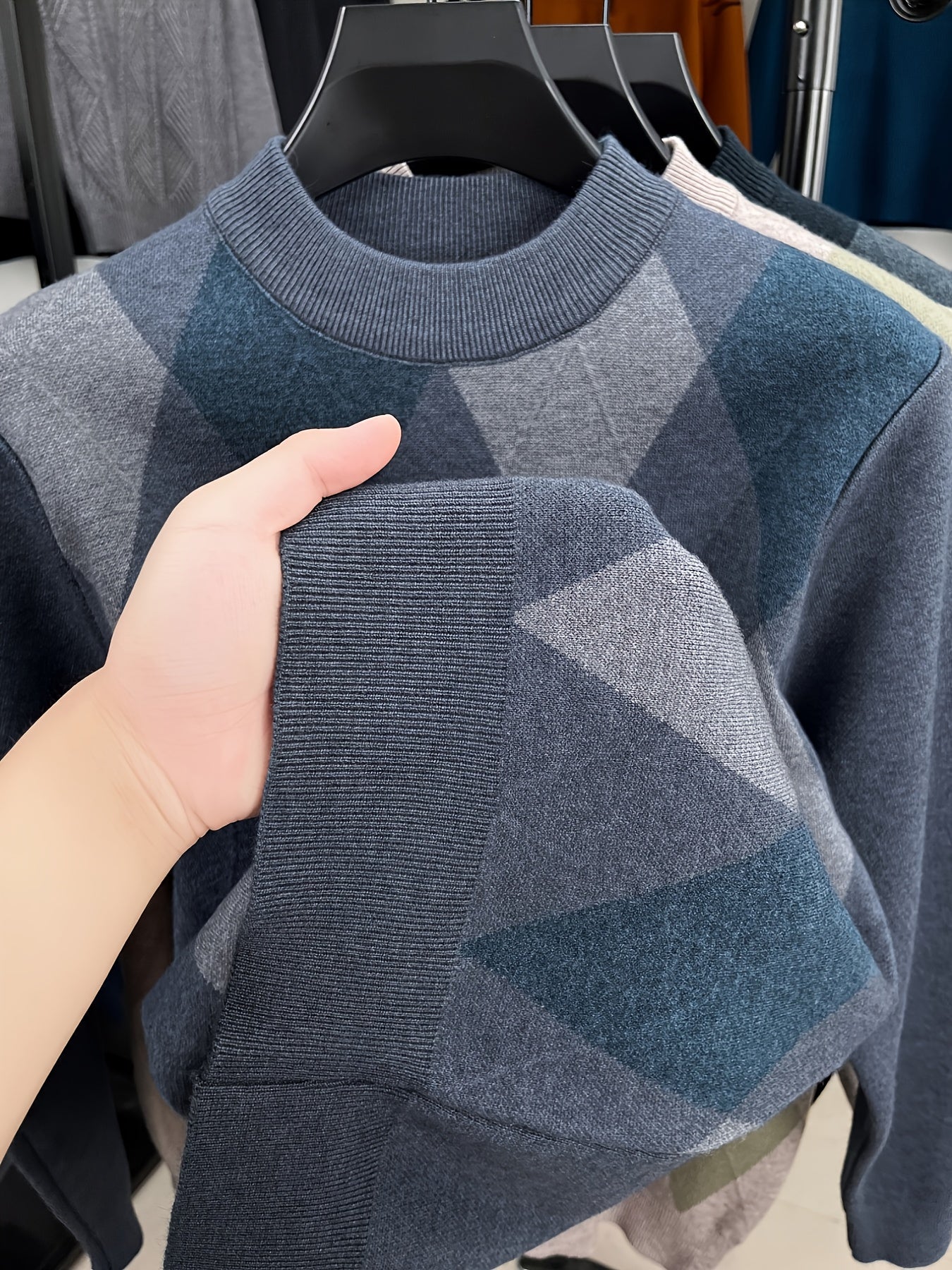 Նոր աշնանային և ձմեռային հավաքածուն ներառում է տղամարդկանց երկար թևքերով տրիկոտաժե սվիտեր՝ կայծակաճարմանդով և կողավոր կլոր վզով։ Այս առօրյա և ոճային սվիտերը բազմակողմանի է աշնանային և ձմեռային ամենօրյա կրելու համար, հարմար է տղամարդկանց համար։