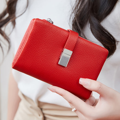 A Compact Trifold Wallet Made of Soft PU in a Solid Color, Featuring Metal Accents. It Includes a Zippered Coin Pocket, Card Slots, And an ID Window, Suitable for Credit Cards, ID Cards, Cash, And Coins. This Modern, Lightwei