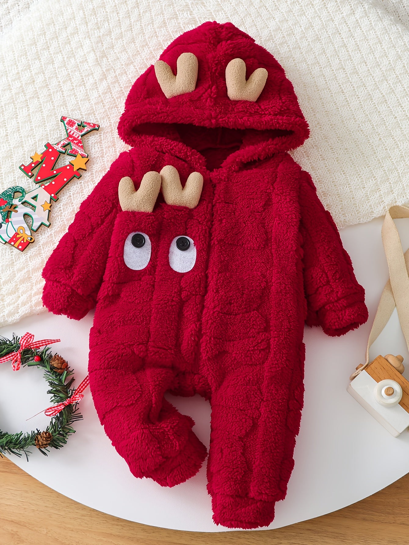 Տղաների և ձմեռային փափուկ գլխարկով կոմբինեզոն - փափուկ, կայծակաճարմանդով, ամբողջ մարմինը՝ ձնառատ, եղջյուրներով, լվացքի մեքենայով լվացվող տաք հագուստ և հարմարավետ կարմիր մանկական հագուստ, իդեալական է բացօթյա օգտագործման համար։