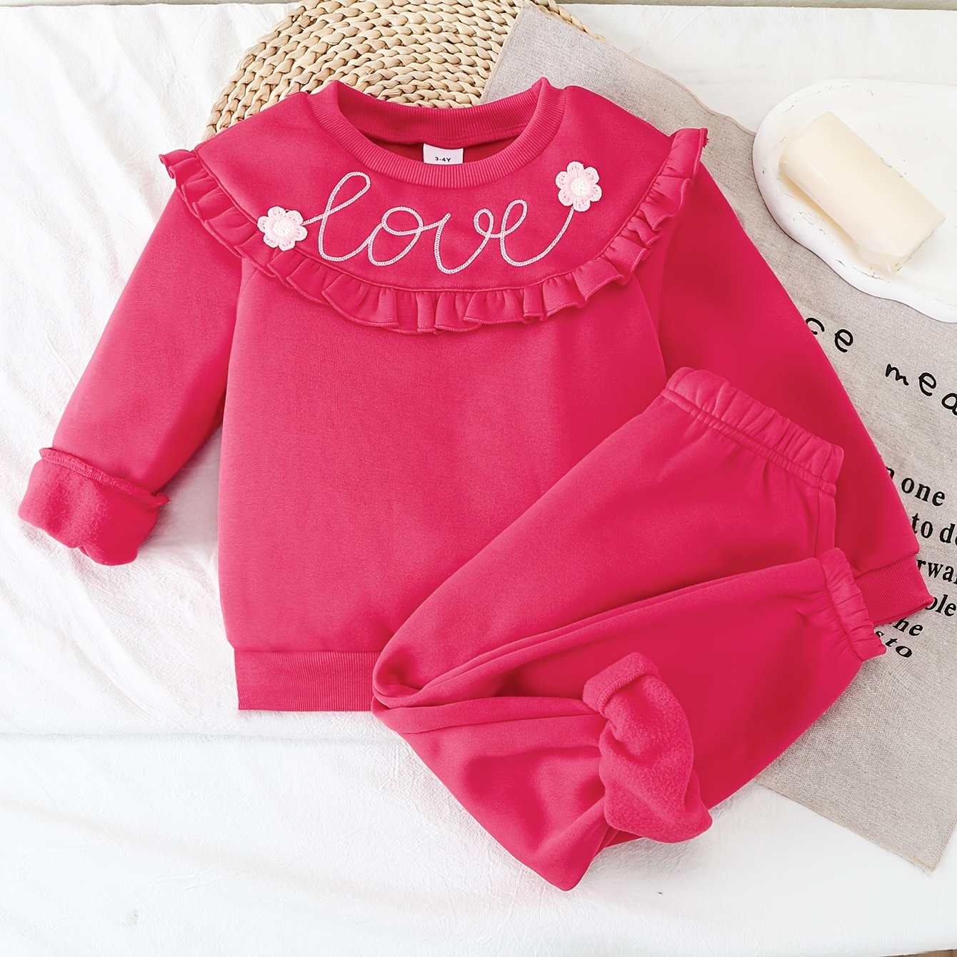 2pcs Soft Comfortable Girls' Outfit, New Year Christmas Valentine'S Day Set with Solid Color Long Sleeve Top + Elastic Waist Pants, LOVE Letter Embroidery Pattern, for Outdoor, Party, Birthday, Casual Wear, Party Attire, Eleg