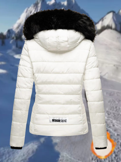 Կանացի էլեգանտ սպիտակ ձմեռային կարված բաճկոն՝ սև մորթե գլխարկով, կայծակաճարմանդով գրպաններով և բրդյա աստառով - ոճային կարճ վերարկու ցուրտ եղանակի համար, ձմեռային վերարկուներ