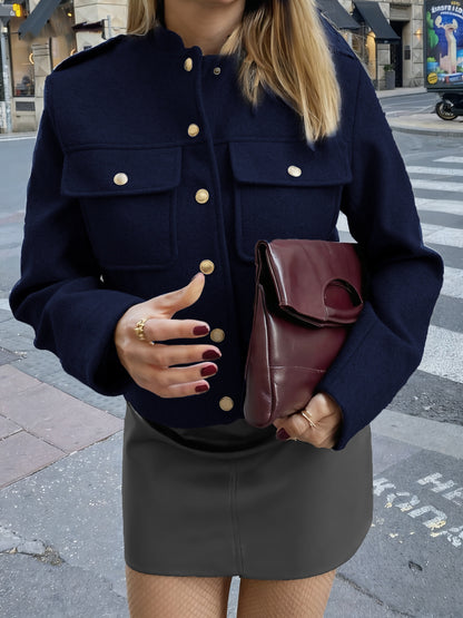 Կանացի բորդո գույնի կլոր օձիքով երկար թևքերով բաճկոն՝ գրպաններով և կոճակներով փակմամբ, աշնանային և ձմեռային, ոճային և առօրյա։