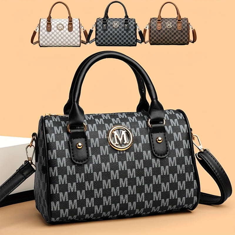 Նոր MINI կանացի նորաձև ուսապարկը՝ դասական մոնոգրամայով և ոսկեգույն «M» լոգոտիպով։ Այն կարող է կրվել խաչաձև և ունի անջատվող ուսային գոտի, ինչը այն հարմար է դարձնում ամենօրյա զբոսանքների, աշխատանքի, ճանապարհորդության և երեկույթների համար։