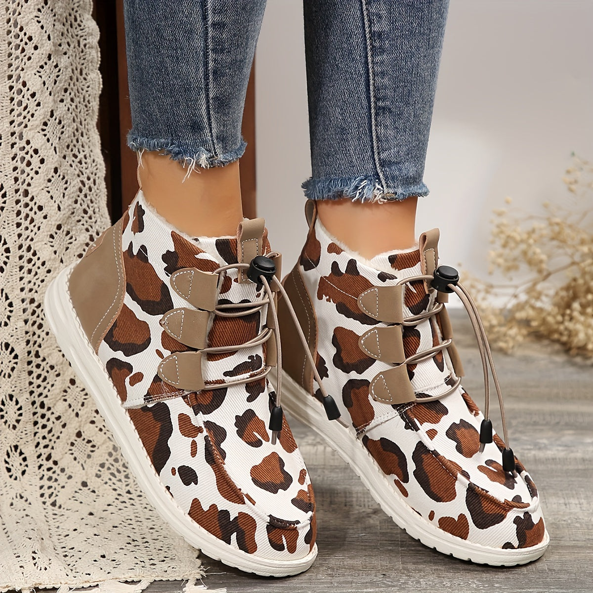 Կանացի հարմարավետ ձմեռային կոշիկներ - Հարմարավետ, սահելով հագնվող, միջին բարձրության կոշիկներ հաստ ներբանով, կլոր քթով, սպիտակ և սև ժանյակավոր դիզայնով - Իդեալական են ցուրտ եղանակի, ձյան և ձմեռային կոշիկների համար: