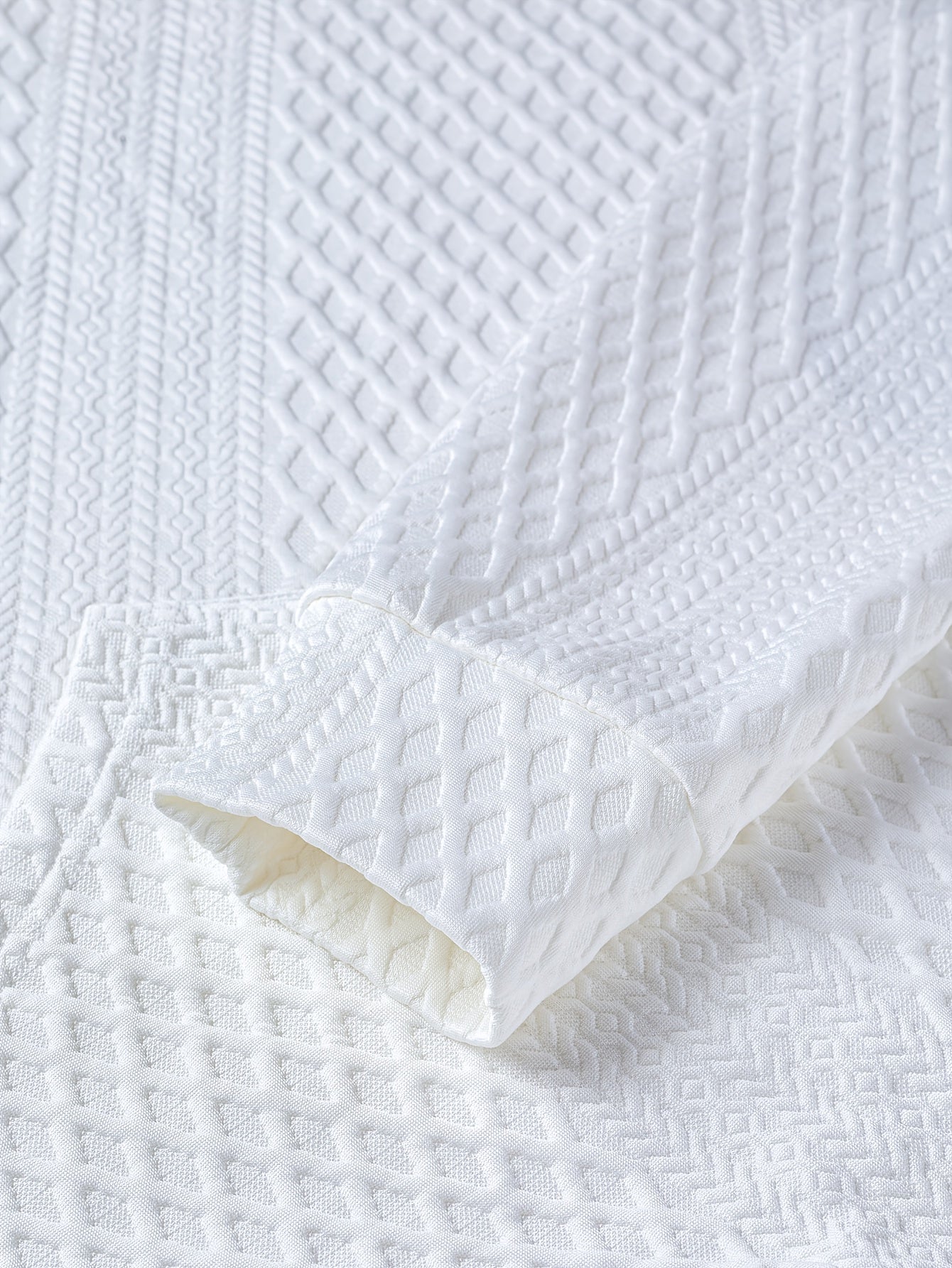 Տղամարդկանց նորաձև վերնաշապիկ աշնանային և ձմեռային օգտագործման համար, արտաքին օգտագործման համար նախատեսված առօրյա հյուսվածքային գործվածքով, գլխարկով, գույները համադրող դիզայնով, երկար թևքերով և գրպաններով, ոճավորված որպես տղամարդու Henley վերնաշապիկ։