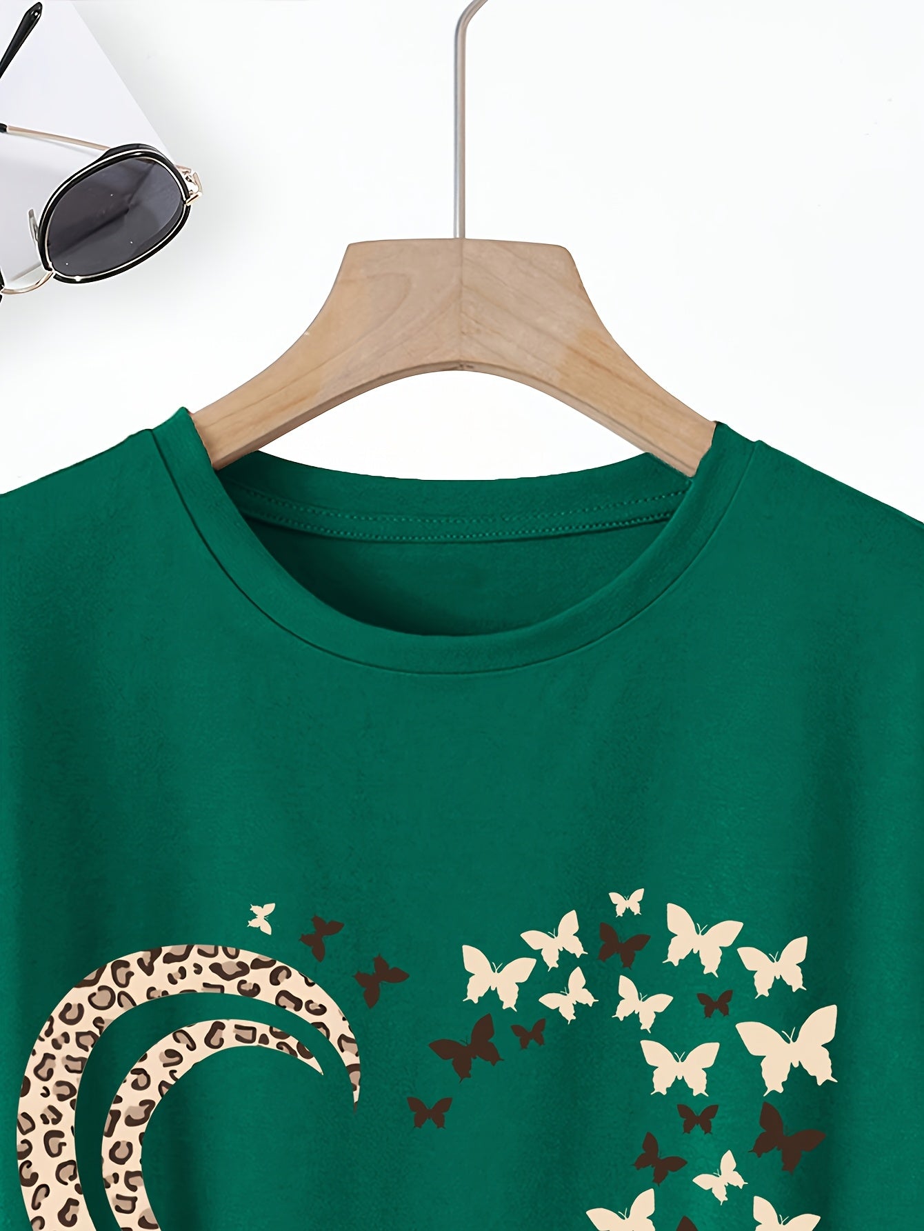 Women's Comfortable and Fashionable Round Neck Top, Casual T-shirt with Butterfly Love Print, Spring and Summer Sports, Women's Clothing