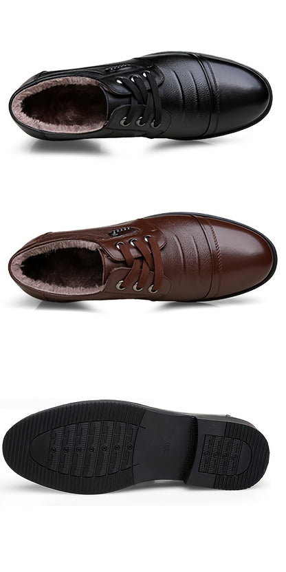 Տղամարդու բնական կաշվից ձմեռային տաք, գործնական, առօրյա կոշիկներ՝ ռետինե ներբանով, ցածր վերնամասով, կապիչներով և գործվածքային աստառով՝ ամբողջ օրվա հարմարավետության համար, սև միագույն՝ գրասենյակի և ամենօրյա կրելու համար։