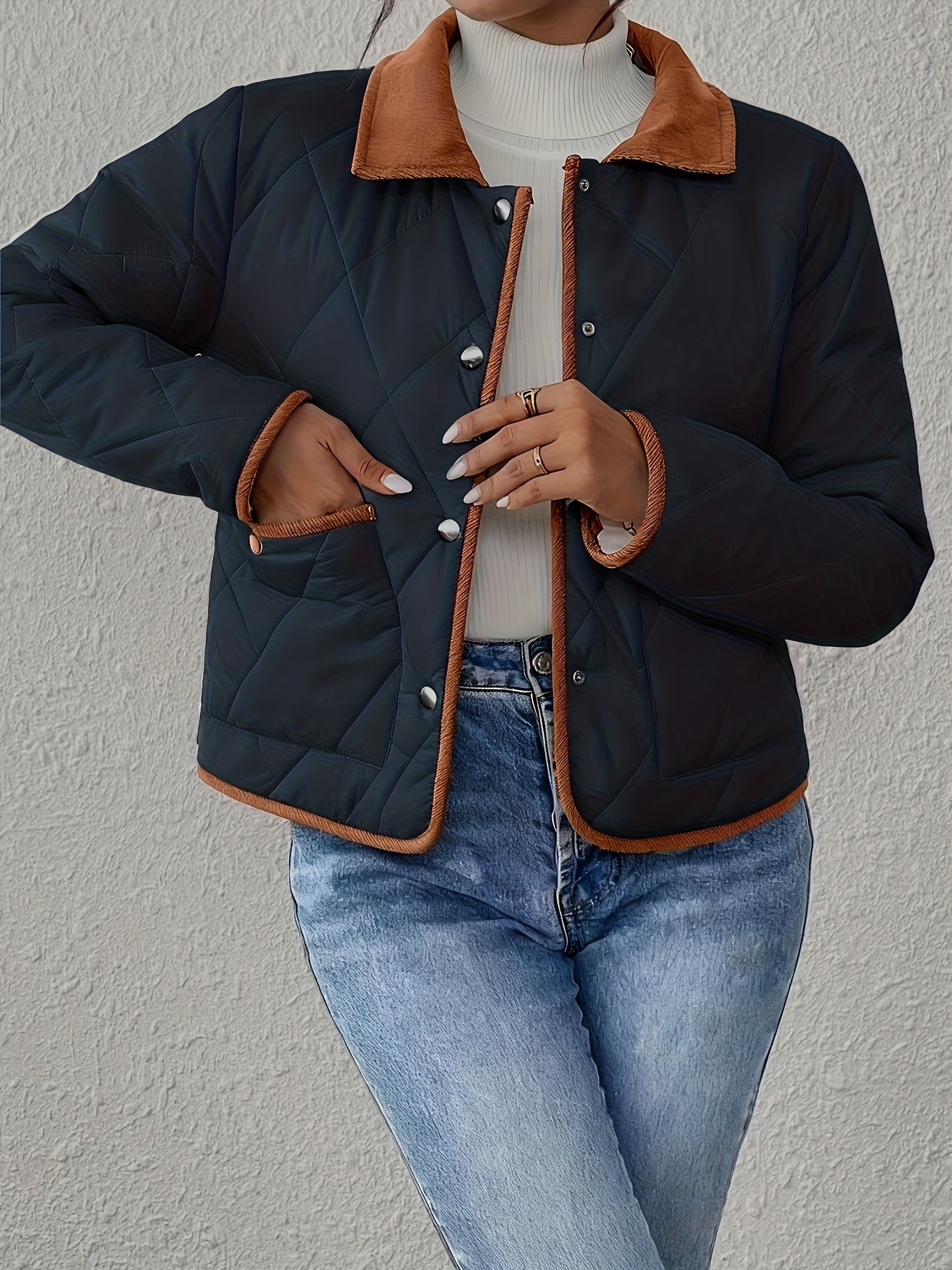 Կանացի նորաձև, էլեգանտ, երկգույն գործվածքից կարճ բաճկոն, գունային բլոկներով օձիք, երկար թևքերով, հարմար է բոլոր առիթների համար, աշնանային և ձմեռային