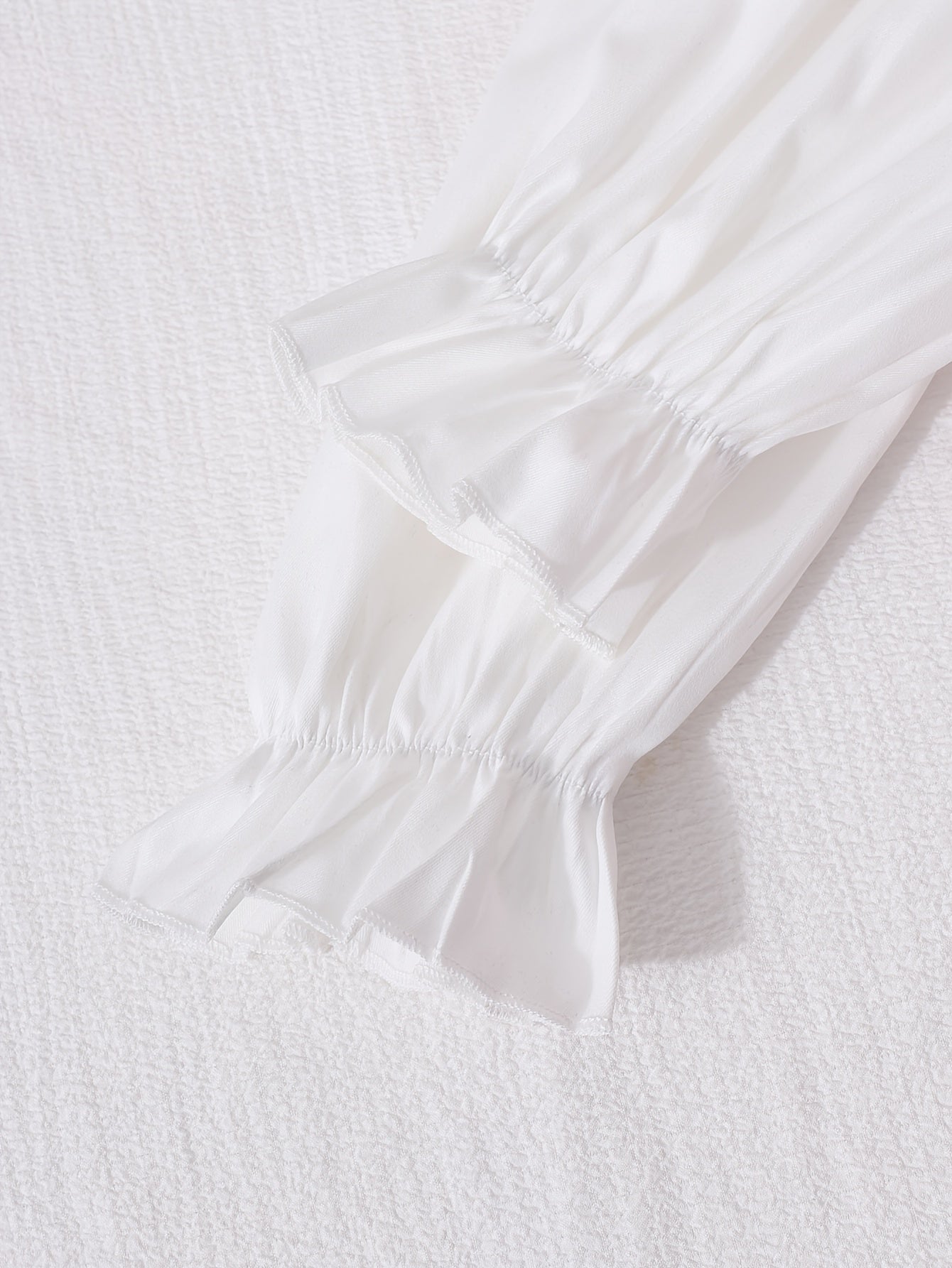 «Նորաձև աշնանային, էլեգանտ, ժապավենաձև զարդարված երկար թևքով վերնաշապիկ և ուղիղ լայն տաբատ՝ երկկտոր հավաքածու, զբոսանքի համար»