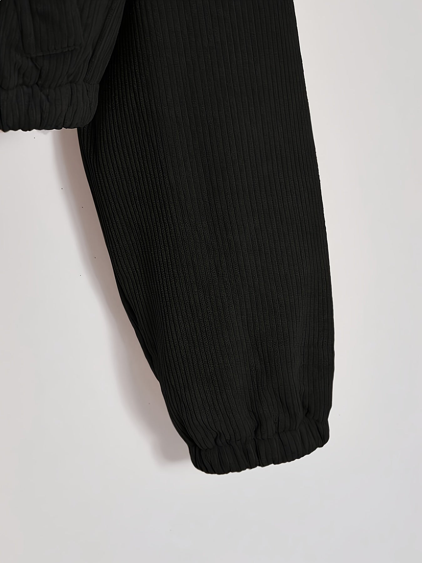 Կանացի սև գլխարկով բաճկոն՝ բրդյա աստառով - Ձմեռային վերարկու՝ ամբողջական կայծակաճարմանդով, առջևի ամբողջական կայծակաճարմանդով փակվող, կայծակաճարմանդով գրպաններ, լվացքի մեքենայով լվացվող արտաքին պատյան