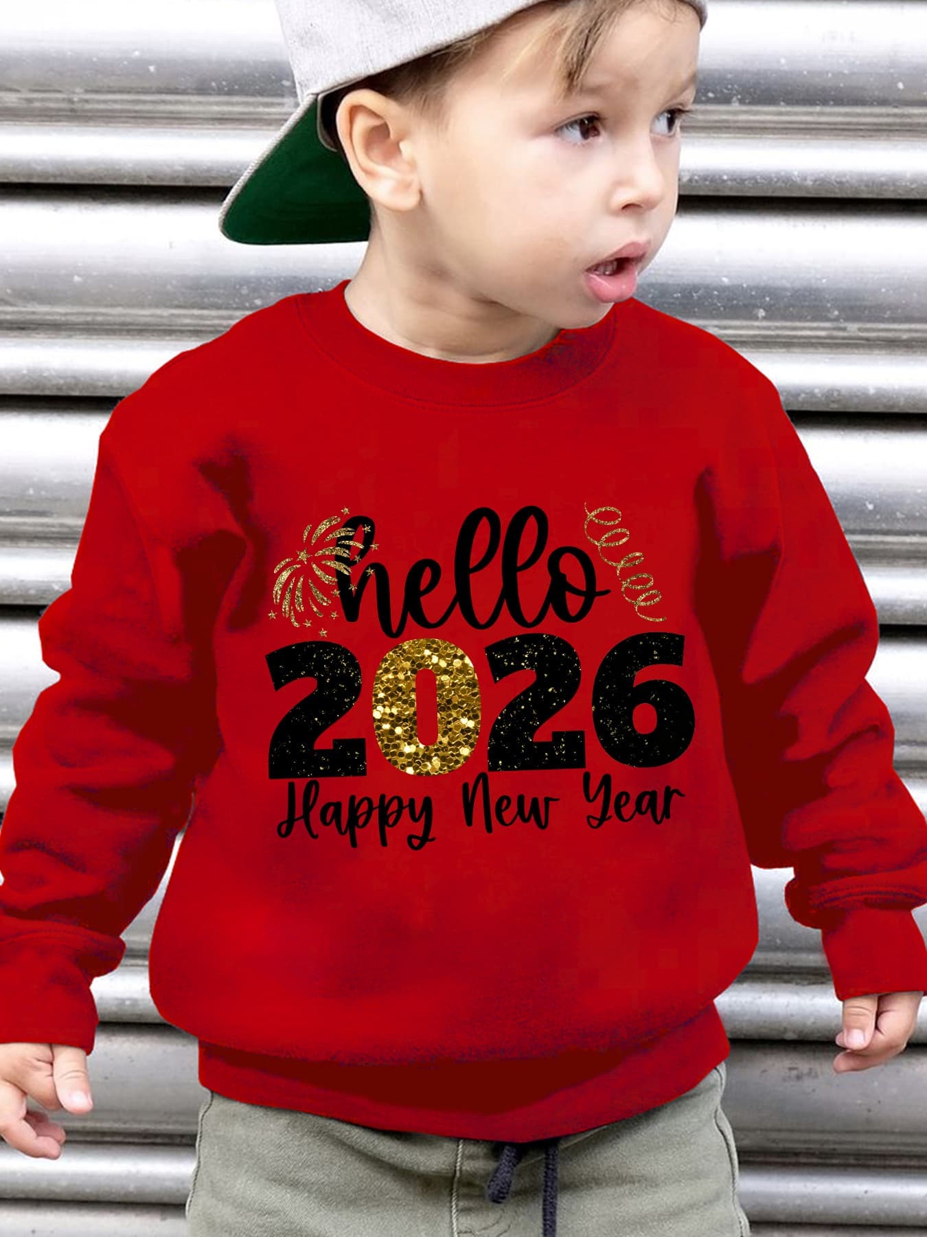 Տղաների 2026 թվականի Նոր տարվա երեկույթի սվիտեր - Բարև 2026 Շնորհավոր Նոր Տարի հրավառության տպագրությամբ, ազատ չափի երկար թևքով սվիտեր ոսկեգույն փայլուն գրությամբ, ձմեռային տաքություն տղաների համար, Նոր տարվա սվիտեր, տոնական հագուստ, խաղալիք