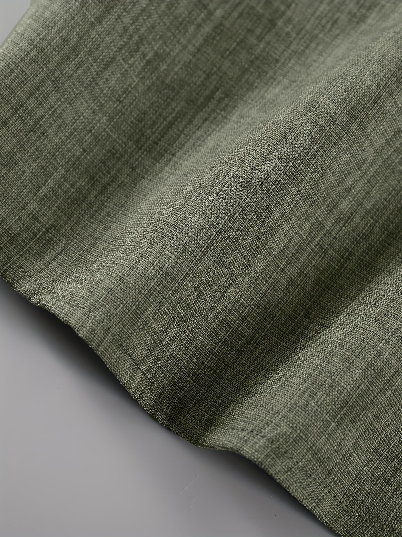 Տղամարդկանց ամառային հանդերձանք՝ միաձույլ գույնի կարճաթև կոճակով վերնաշապիկով, կանգառի օձիքով, կողային գրպաններով և սովորական շորտեր, կատարյալ տնային հագուստի համար: