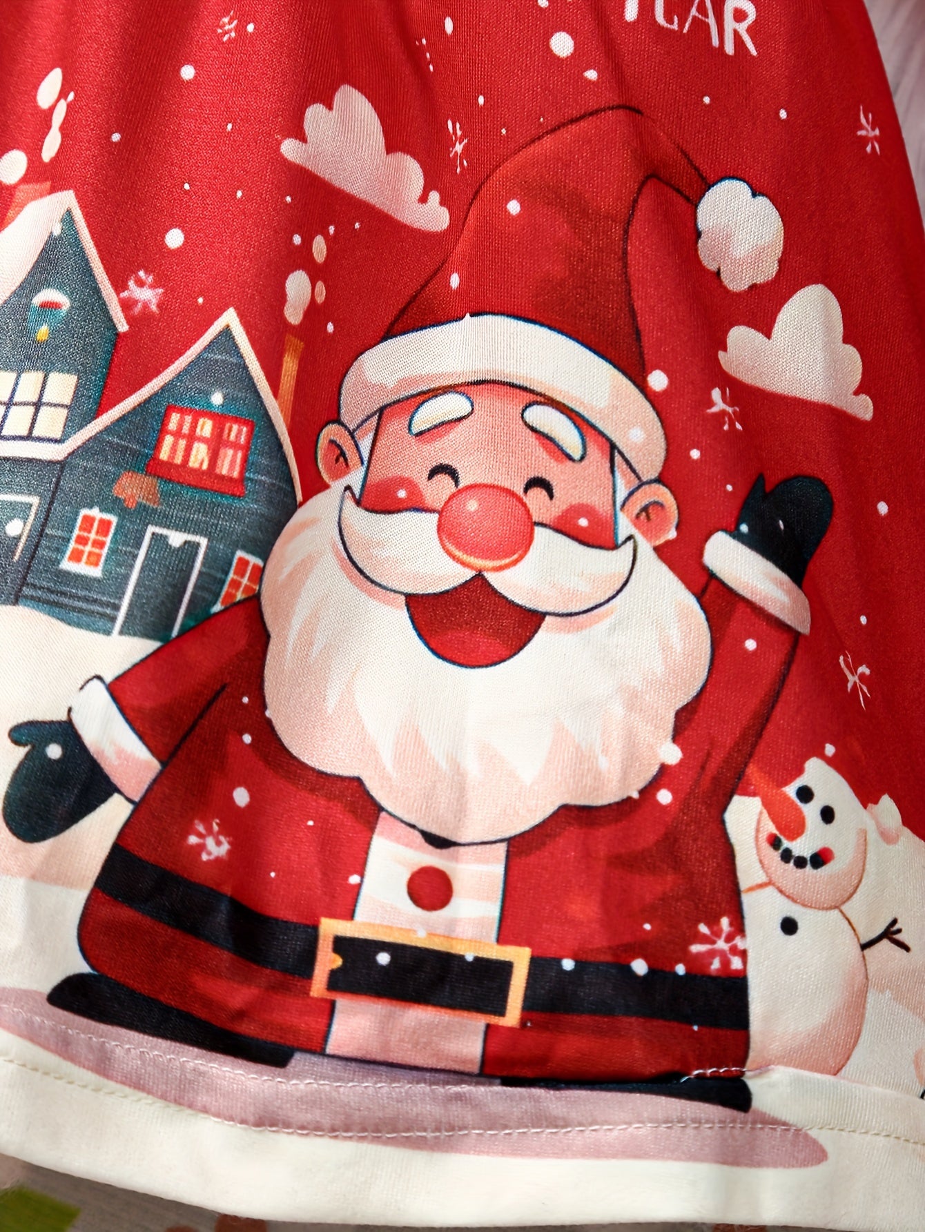 Տոնական երկար թևքերով, ծալքավոր զարդանախշերով զգեստ՝ Ձմեռ պապի և ձնեմարդու նախշերով, պոլիեսթերի խառնուրդով և թեթևակի ձգվող, գարուն/աշուն ամենօրյա տրիկոտաժե գործվածքից։