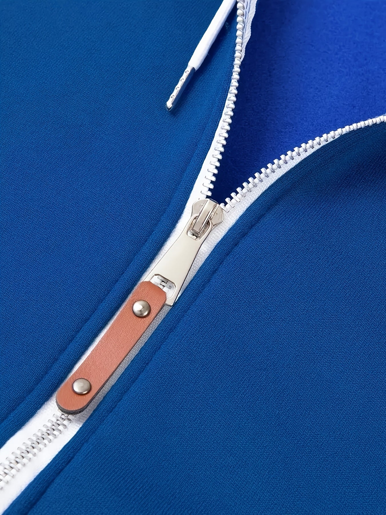 Տղամարդու ոճային գունային բլոկներով վերնաշապիկ՝ առօրյա, կայծակաճարմանդով և գլխարկով սվիտեր՝ առջևի գրպաններով, երկար թևքերով և երիզներով՝ շագանակագույն և սև դիզայնով, հարմարավետ աշնանային և ձմեռային հագուստի համար։