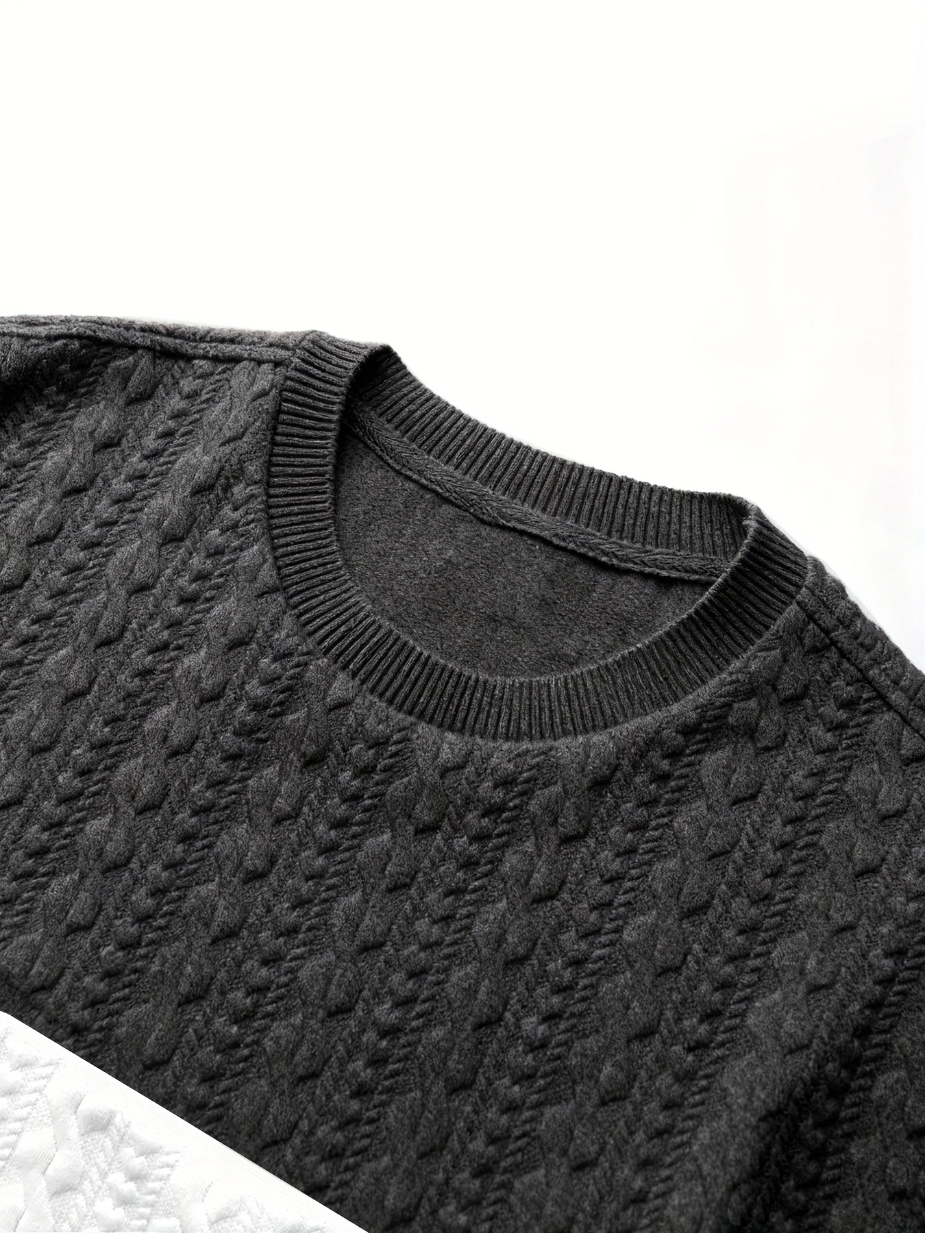 Նոր աշնանային և ձմեռային տղամարդու սվիտեր՝ ժակարդի փոքր սրտիկներով գործվածքից, հարմար է սպորտի, հանգստի, վազքի և ֆիթնես մարզումների համար, ունի երկար թևքեր։