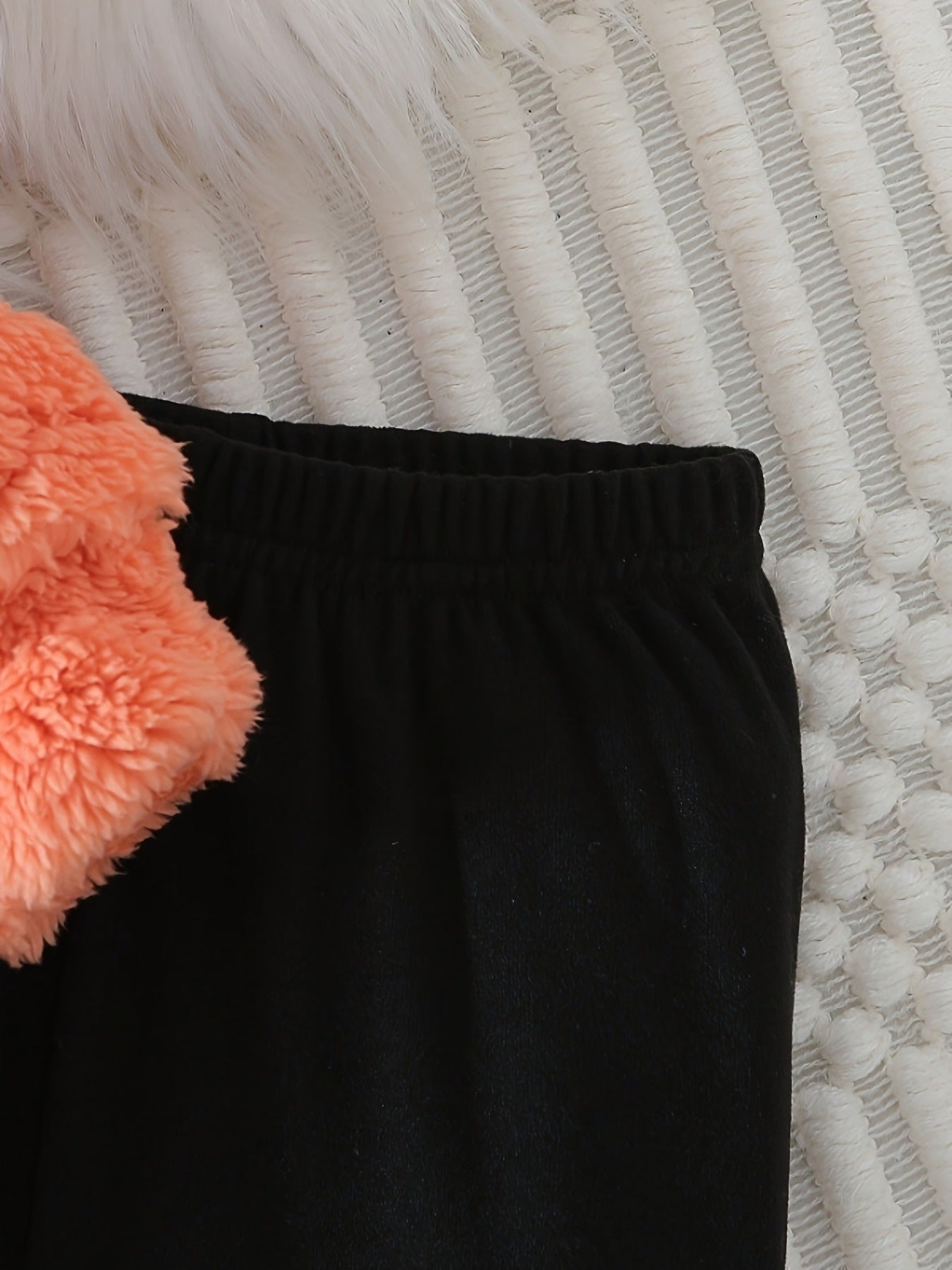 Հարմարավետ բրդյա գլխարկով սվիտերի և տաբատի հավաքածու - տաք ձմեռային հանդերձանք սրտաձև նախշերով, երկար թևքով սվիտեր և համապատասխան տաբատ, իդեալական է բացօթյա խաղերի համար, առօրյա ոճ, սովորական չափս, ձմեռային հագուստ, խաղային դիզայն, փափուկ հյուսվածք