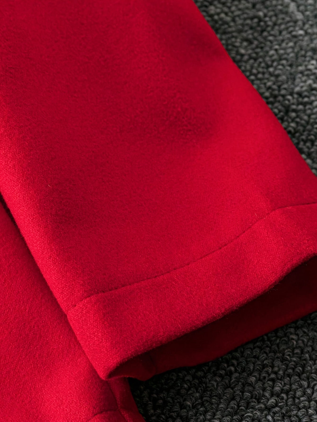 1 հատ կանացի էլեգանտ վարդագույն բլեյզեր՝ հաստ ձմեռային վերարկու ծաղկային նախշերով, կառուցվածքային օձիք և մեկ կոճակով փակում, երկար թևքով կարված բաճկոն՝ աշուն/ձմեռ սեզոնի համար