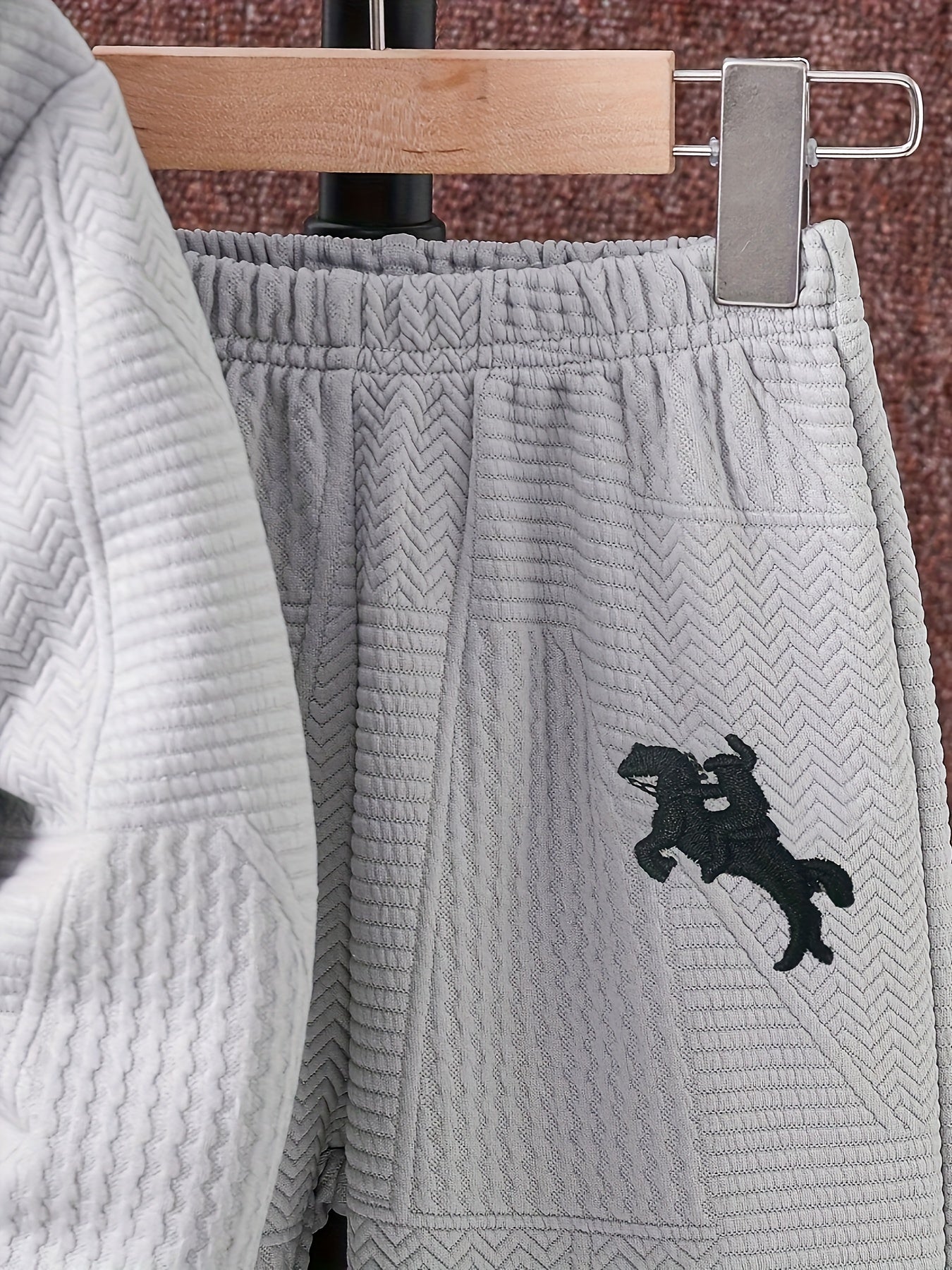 2 հատ տղաների համար նախատեսված առօրյա հագուստի հավաքածու, երկար թևքերով գլխարկով բաճկոն՝ ասեղնագործությամբ և կայծակաճարմանդով, երկրաչափական նախշերով տրիկոտաժե տաբատ, պոլիեսթերից և սպանդեքսի աստառով, սովորական չափսի՝ աշուն/ձմեռ, բացօթյա օգտագործման համար