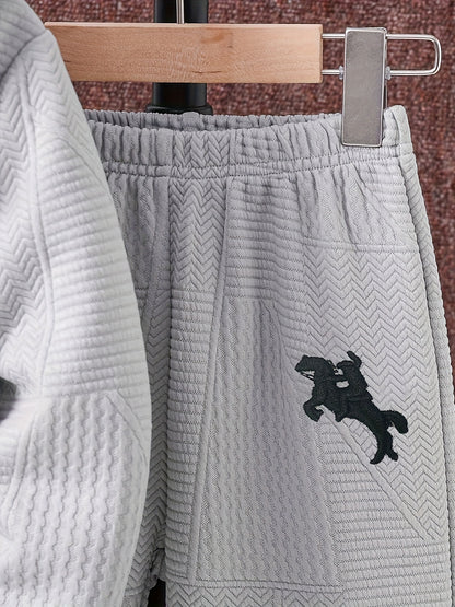 2 հատ տղաների համար նախատեսված առօրյա հագուստի հավաքածու, երկար թևքերով գլխարկով բաճկոն՝ ասեղնագործությամբ և կայծակաճարմանդով, երկրաչափական նախշերով տրիկոտաժե տաբատ, պոլիեսթերից և սպանդեքսի աստառով, սովորական չափսի՝ աշուն/ձմեռ, բացօթյա օգտագործման համար