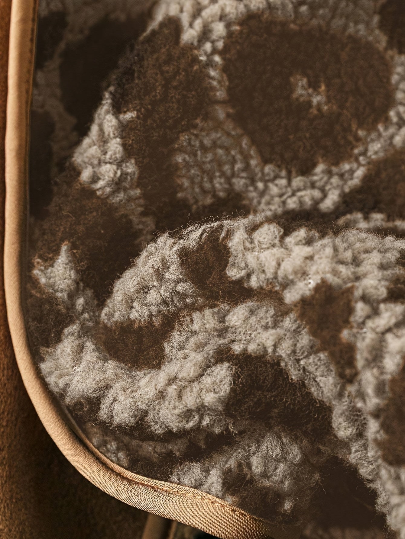 Կանացի էլեգանտ ընձառյուծի նախշերով երկար թևքով բաճկոն - հարմարավետ ձմեռային ջերմություն, չձգվող գործվածք, կանոնավոր չափսերով և կոճակներով փակմամբ, իդեալական է աշնանային և ձմեռային ճանապարհորդությունների համար։