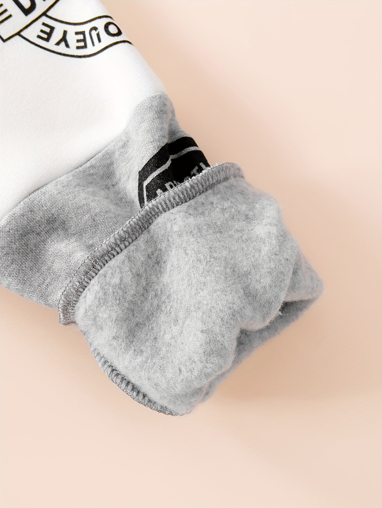 Նոր աշնանային և ձմեռային հավաքածու. դասական և ոճային կոճակներով բեյսբոլի բաճկոն՝ թևքերին տառերի նախշերով, համադրված սև և սպիտակ շերտերով տաբատի և հաստ բրդյա կտորի հետ՝ ջերմության համար: Այս հարմարավետ և բազմաֆունկցիոնալ հավաքածուն...