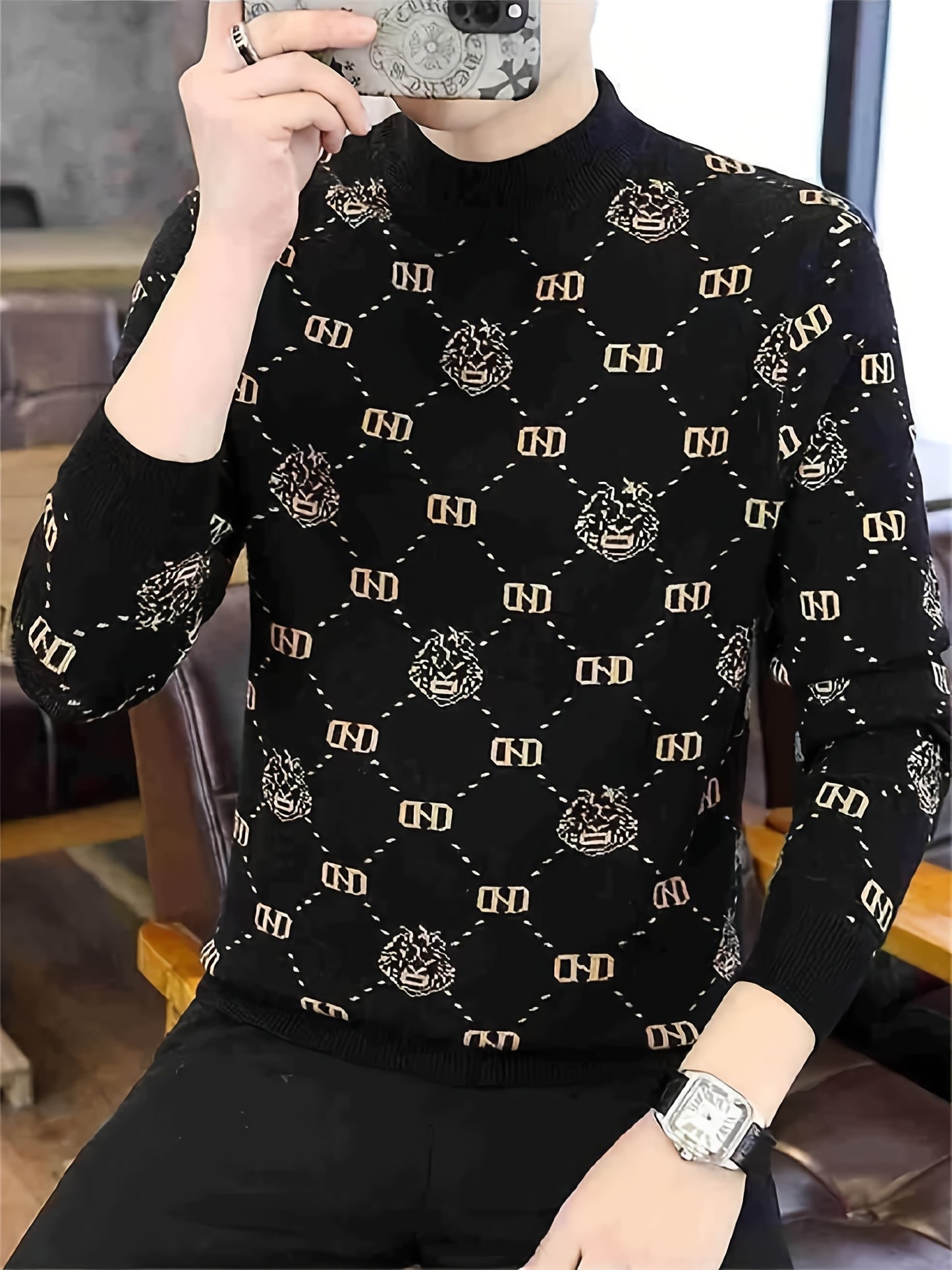 Աշնանային և ձմեռային նոր տղամարդու երկարաթև տրիկոտաժե վերնաշապիկ՝ կլոր օձիքով սվիտերի վրա դեկորատիվ նախշերով։ Այն առօրյա և ոճային հագուստ է, որը հիանալի համադրվում է տարբեր հագուստների հետ, կատարյալ է աշնանը ամենօրյա կրելու համար։