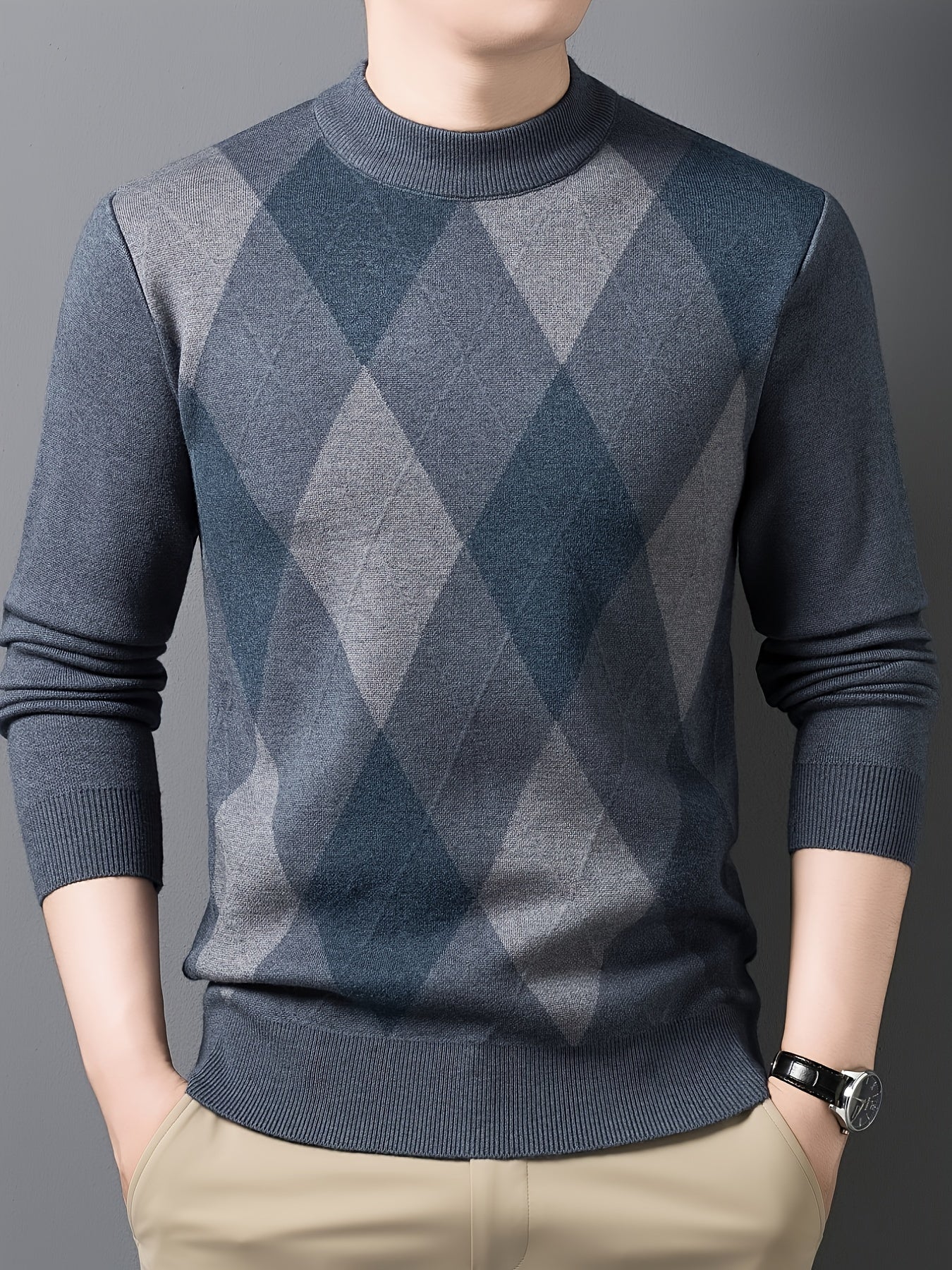 Նոր աշնանային և ձմեռային հավաքածուն ներառում է տղամարդկանց երկար թևքերով տրիկոտաժե սվիտեր՝ կայծակաճարմանդով և կողավոր կլոր վզով։ Այս առօրյա և ոճային սվիտերը բազմակողմանի է աշնանային և ձմեռային ամենօրյա կրելու համար, հարմար է տղամարդկանց համար։