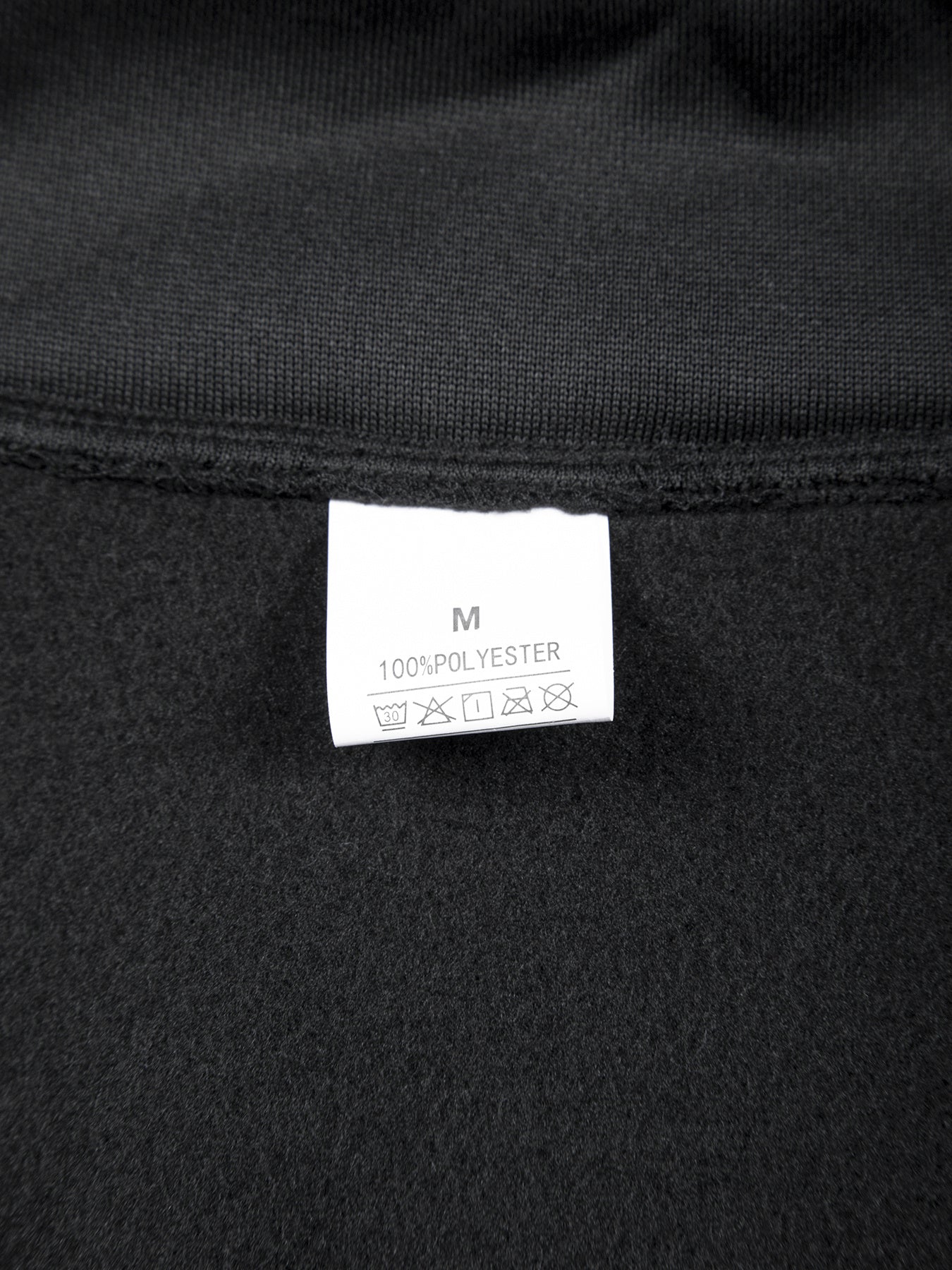 Տղամարդու միագույն բրդյա բաճկոն՝ կանգնած օձիքով, կայծակաճարմանդով, երկար թևքերով, սպորտային, առանց գլխարկի, մեծ կողային գրպաններով, հարմար է ամենօրյա կրելու, բացօթյա գործունեության, լեռնագնացության համար