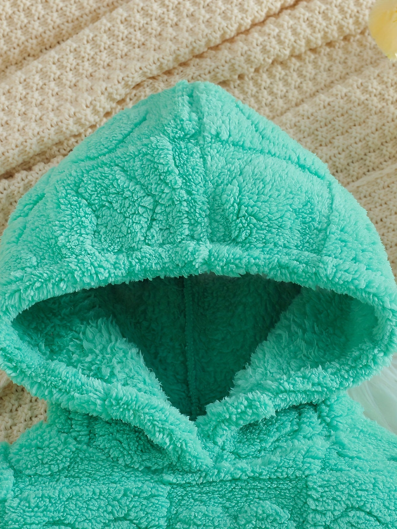 Հարմարավետ բրդյա գլխարկով սվիտերի և տաբատի հավաքածու - տաք ձմեռային հանդերձանք սրտաձև նախշերով, երկար թևքով սվիտեր և համապատասխան տաբատ, իդեալական է բացօթյա խաղերի համար, առօրյա ոճ, սովորական չափս, ձմեռային հագուստ, խաղային դիզայն, փափուկ հյուսվածք