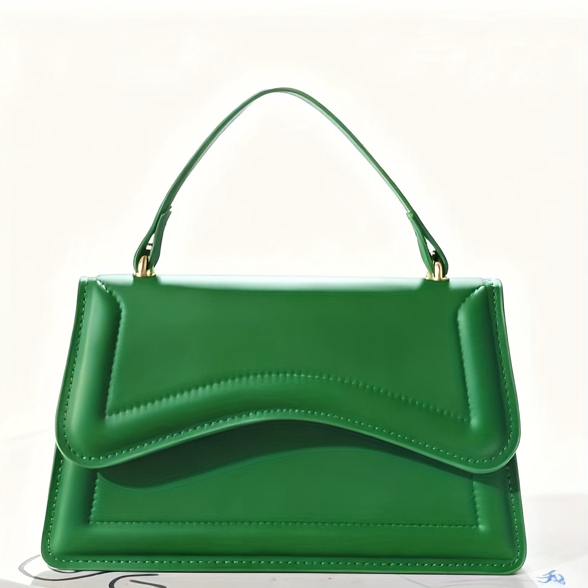 Թարմ և նորաձև փոքրիկ քառակուսի պայուսակ, մի ուսի վրա կրծկալով պայուսակ, երիտասարդական և հաճելի ոճով, մագնիսական ճարմանդով փակվող պայուսակ, միագույն, ինտերնետում հայտնի և սիրված պայուսակ