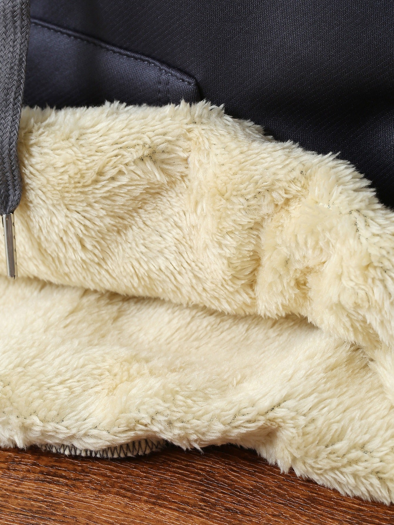 Սուրբ Ծննդյան և վանդակավոր ընձառյուծի նախշերով տոնածառի նախշերով կանացի շարված վերնաշապիկ, հաստ և տաք պոլիեսթերային գործվածքով բաճկոն, հարմար է աշնանային և ձմեռային սեզոնի համար նախատեսված առօրյա կոմպոզիտային տաք հագուստի համար։