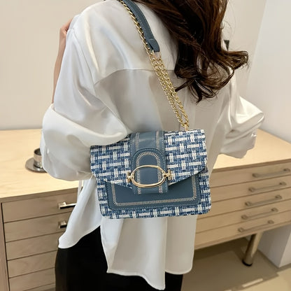 Վանդակավոր թվիդե պայուսակ՝ զարդարված ճարմանդով, քառակուսի ձևի՝ ուսը կրելու համար և շղթա՝ մարմնին խաչաձև կրելու համար, կատարյալ է ամենօրյա օգտագործման համար։