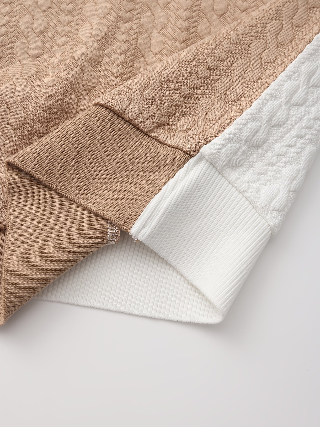 Նոր աշնանային և ձմեռային տղամարդու սվիտեր՝ ժակարդի փոքր սրտիկներով գործվածքից, հարմար է սպորտի, հանգստի, վազքի և ֆիթնես մարզումների համար, ունի երկար թևքեր։