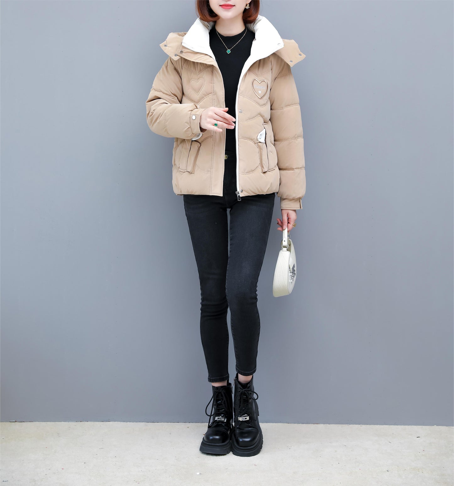 Կանացի ձմեռային գլխարկով բաճկոն - ոճային բեժ և սպիտակ կայծակաճարմանդով վերարկու՝ սրտիկ նախշերով, տաք պոլիեսթերային վերնազգեստ՝ առօրյա կամ նրբագեղ տեսքի համար, ձմեռային բաճկոն