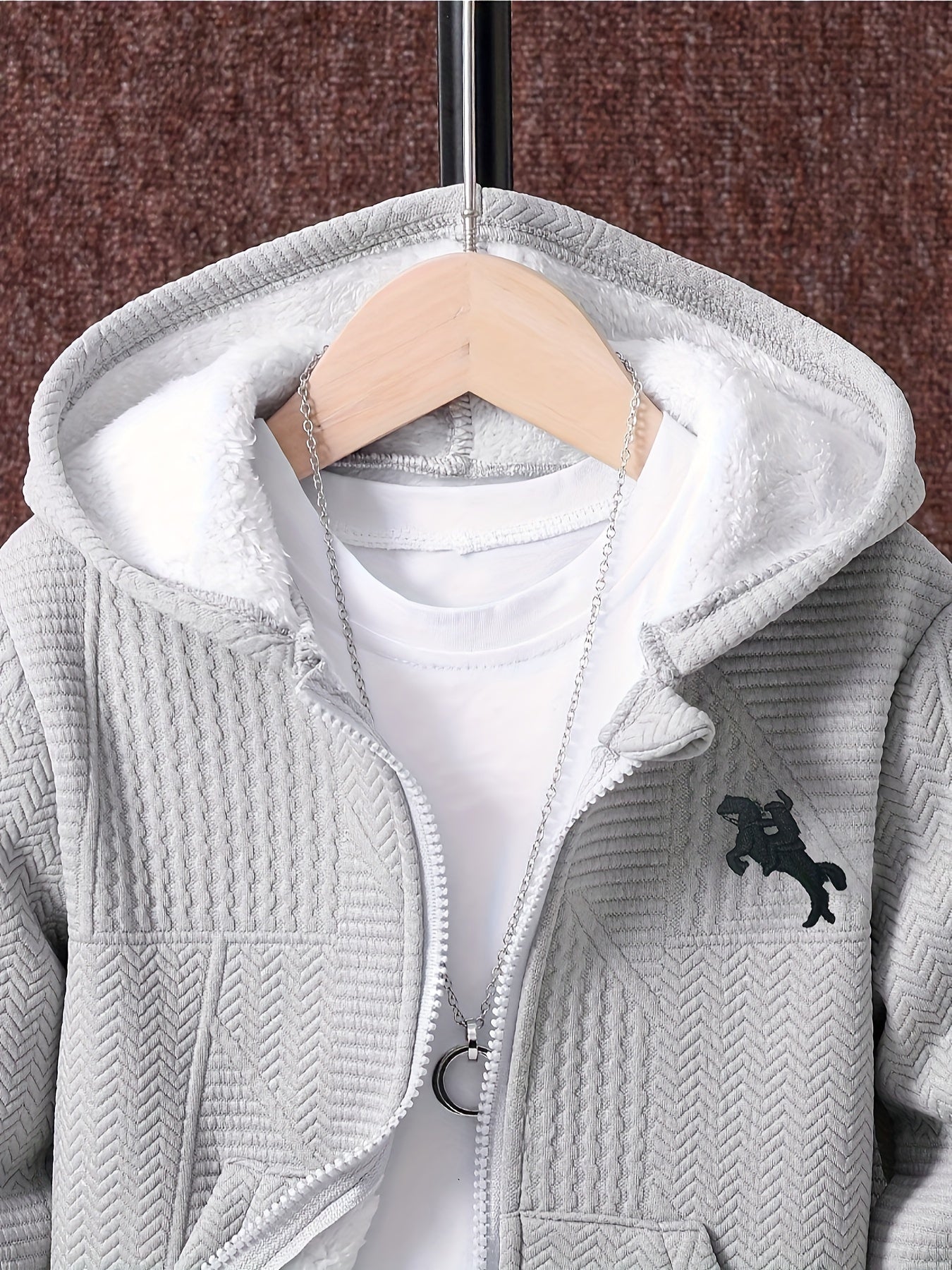 2 հատ տղաների համար նախատեսված առօրյա հագուստի հավաքածու, երկար թևքերով գլխարկով բաճկոն՝ ասեղնագործությամբ և կայծակաճարմանդով, երկրաչափական նախշերով տրիկոտաժե տաբատ, պոլիեսթերից և սպանդեքսի աստառով, սովորական չափսի՝ աշուն/ձմեռ, բացօթյա օգտագործման համար