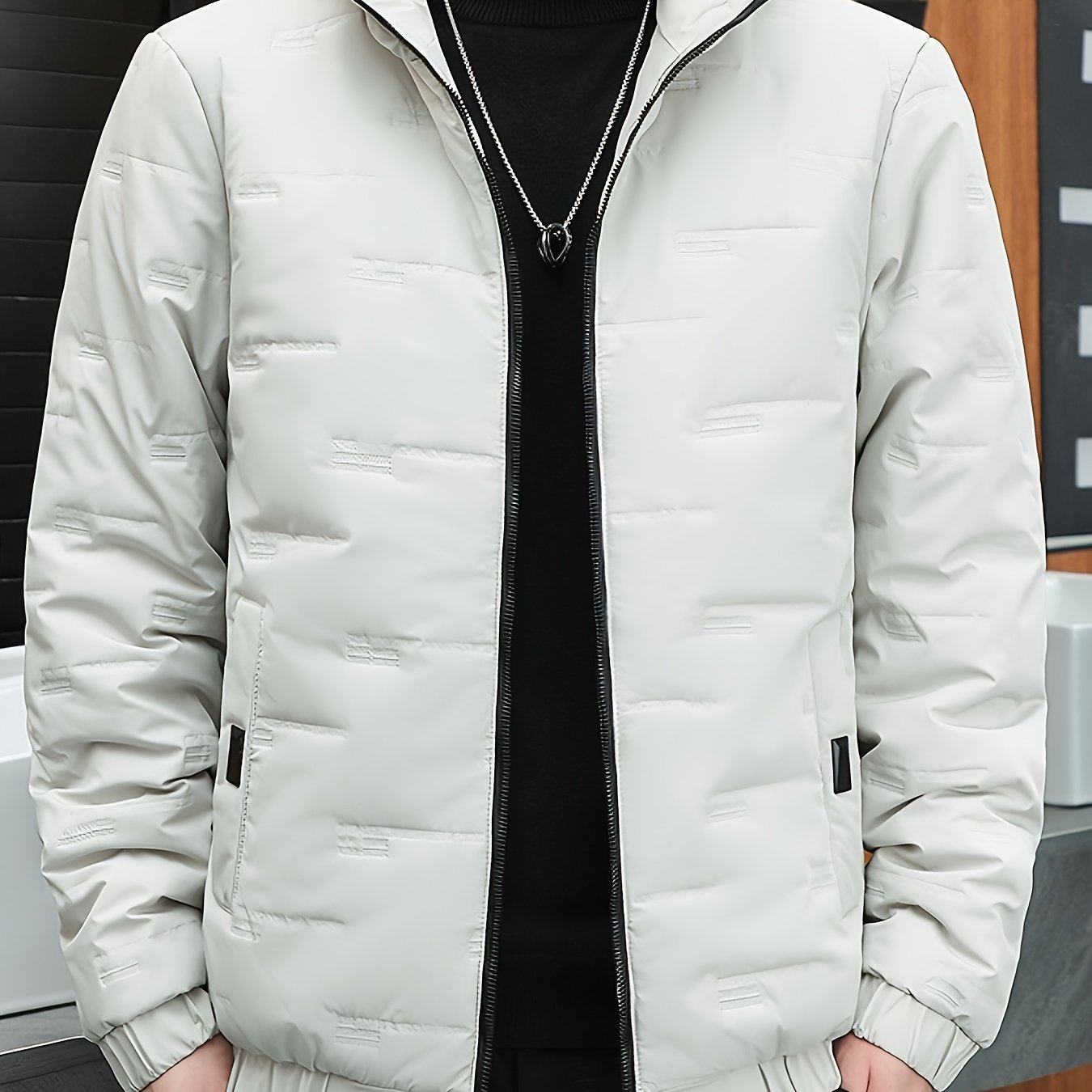 Տղամարդու ձմեռային քամուց պաշտպանող բաճկոն, հաստացված, մեկուսացված, քոլեջի ոճի, գլխարկով վերարկու՝ կայծակաճարմանդով առջևի մասով, գրպաններով և լվացքի մեքենայով լվացվող - Միագույն՝ լեռնագնացության և բացօթյա գործունեության համար