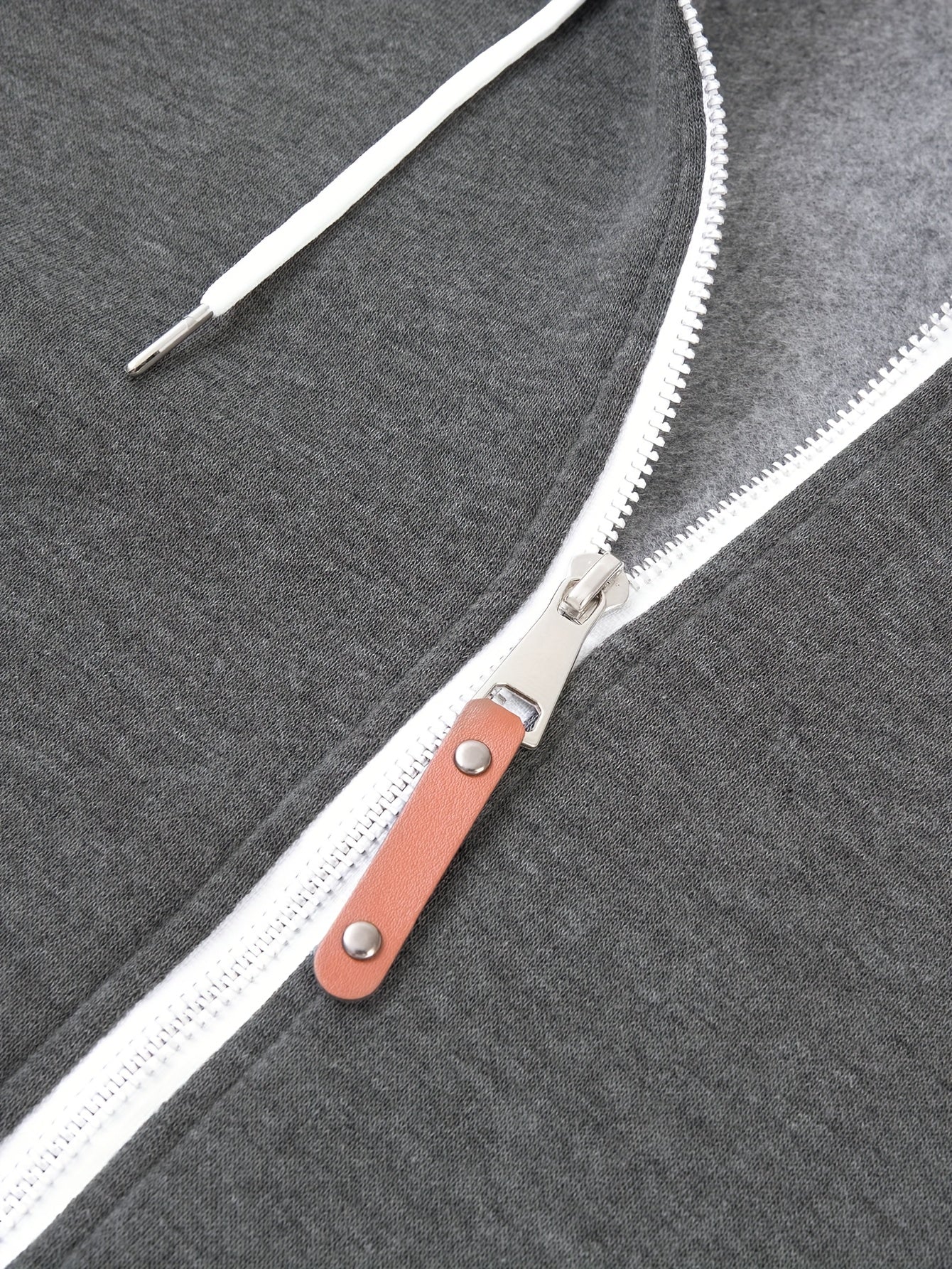 Տղամարդու ոճային գունային բլոկներով վերնաշապիկ՝ առօրյա, կայծակաճարմանդով և գլխարկով սվիտեր՝ առջևի գրպաններով, երկար թևքերով և երիզներով՝ շագանակագույն և սև դիզայնով, հարմարավետ աշնանային և ձմեռային հագուստի համար։